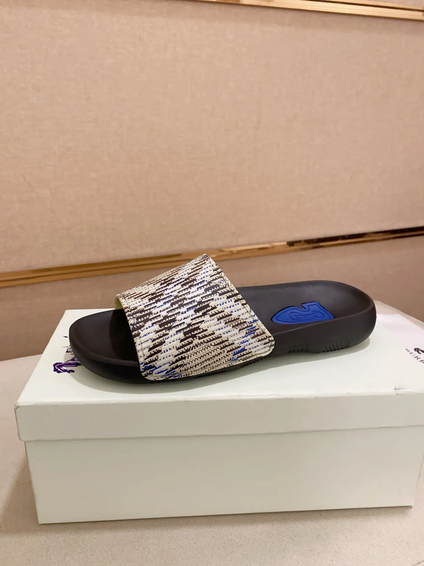 Men's shoes 💰: 320💰 [Burberry slippers] High-end men's shoes brand official website 1:1 latest masterpiece: original mold customization, the fabric is made of imported original rubber material, upgraded outsole, lighter and non-slip. The market's top quality, simple yet tasteful, a must-have for fashionistas, fashionable at your feet, full of confidence, the same style at the counter 👍The season of summer slippers is here. Code: 39-46
